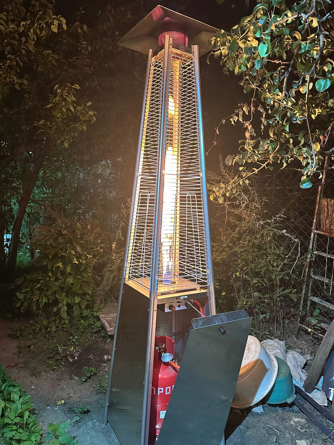 Уличный газовый обогреватель EVA из нержавеющей стали: свет тепла в ночном саду